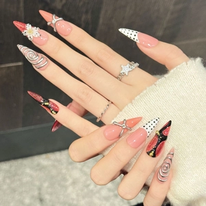 Faux ongles stiletto roses et rouges avec fleurs 3D et textures en spirale