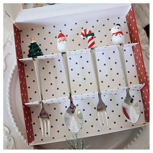 Détail de cuillères et fourchettes de Noël en acier 304 dans un coffret cadeau à pois rouges
