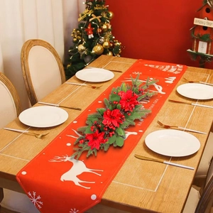 Weihnachts Tischdeko mit roten Weihnachtssternen, Tannennadeln und Beeren Girlande