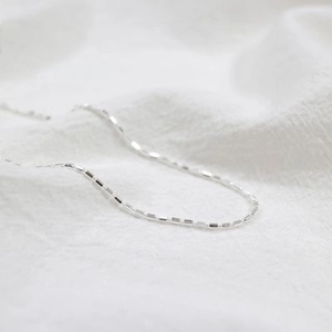 Collar de plata esterlina S925 con colgante de cilindro sobre tela blanca texturizada