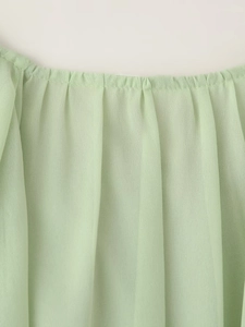Detailansicht des elastischen Falten-Rundhalsausschnitts am hellgrünen Chiffon-Minikleid