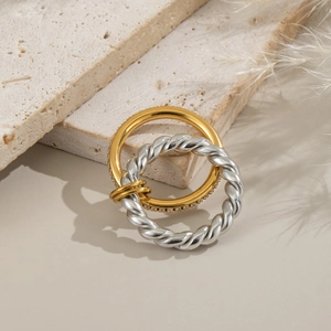 Bague double couche tendance avec anneau pavé de cristaux dorés et design torsadé argenté
