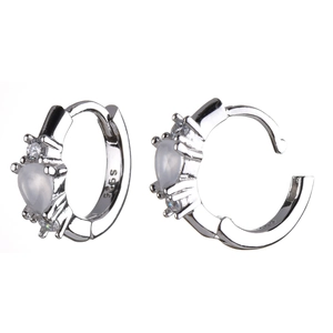 S925 sterling zilveren oorringen met melkwitte hartstenen en heldere zirkonia