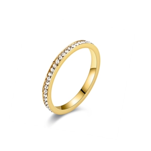 Gros plan détaillé d'une bague en acier titane doré 2mm avec des strass étincelants
