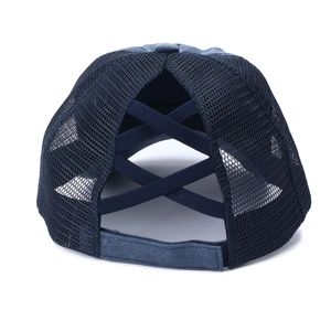 Verwaschene marineblaue Mesh-Trucker-Mütze mit gekreuztem Pferdeschwanz-Design hinten
