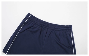 Dettaglio della vita alta elastica dei pantaloncini sportivi blu navy con striscia
