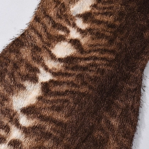 Λεπτομερής macro λήψη της υφής συνθετικής γούνας και του tiger print πάνω στο φόρεμα