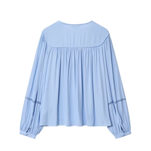 Lichtblauwe damesblouse met plooien aan de achterkant en kanten details op de manchetten