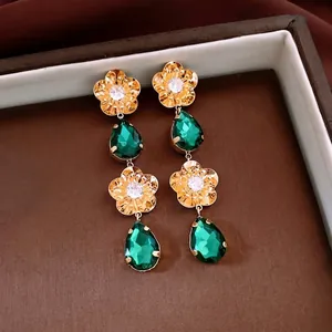 Boucles d'oreilles vintage fleurs plaquées or 18 carats avec cristaux verts