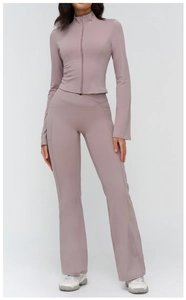 Détail du pantalon évasé à taille haute avec ceinture croisée et poches latérales pratiques