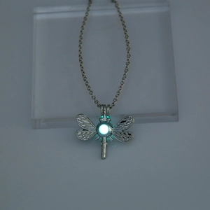 Collana vintage con ciondolo a forma di libellula in lega e pietra luminosa interna