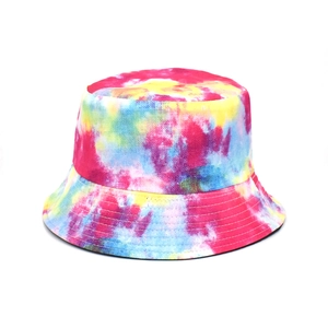 Gros plan détaillé sur le tissu tie-dye du chapeau bob et ses coutures renforcées