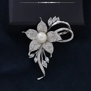Elegante spilla a fiore in argento con perla bianca e cristalli micro-pave da donna