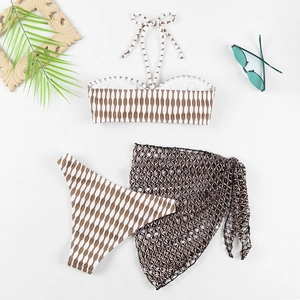 Détail à plat d'un bikini rayé trois pièces avec jupe de plage en résille marron et lunettes
