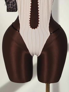 Maillot de bain une pièce licou sexy avec tissu satiné marron et patchwork côtelé blanc