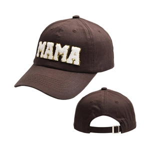 Détail de la casquette marron foncé avec broderie MAMA et paillettes dorées
