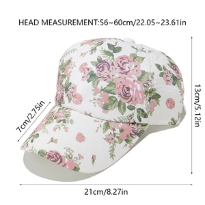 Dettaglio del cappellino da baseball floreale con rose, dimensioni e struttura curva