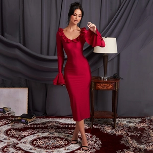 Robe rouge élégante avec manches cloche, col en V et ourlet volanté pour une coupe ajustée