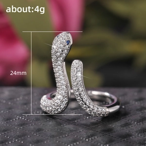 Anillo de serpiente plateado brillante con ojos de gema azul y pavé de circonitas