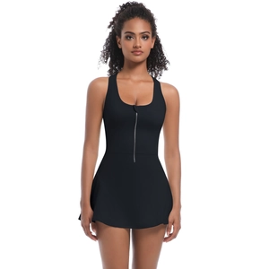 Détail de la robe de tennis noire pour femme avec demi-fermeture éclair et dos nageur sportif