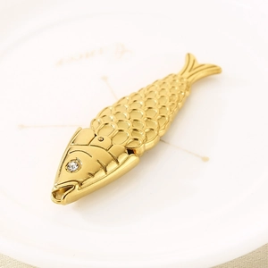 Pendentif poisson doré en acier inoxydable avec écailles et œil en strass brillant