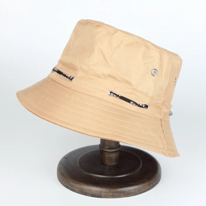 Détail du chapeau bob kaki avec œillets métalliques et cordon imprimé SPORT