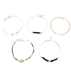 Ensemble de cinq bracelets dorés avec breloques cœur et feuilles et corde noire