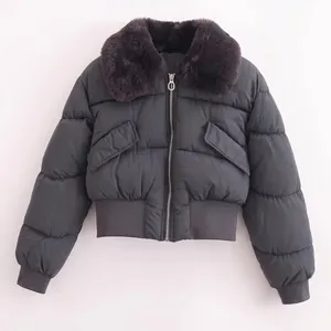 Damen Steppjacke mit abnehmbarem Kunstfellkragen und Frontreißverschluss im Detail
