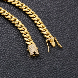 Detail einer goldenen Panzerkette mit schimmernden Zirkonia-Kristallen am Verschluss