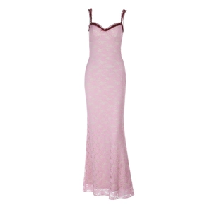 Rosa Spitzenkleid in Maxilänge mit burgunderrotem Rüschenbesatz und 3D-Silhouette