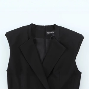 Mini abito nero chic senza maniche con spalline e colletto a rever classico moderno