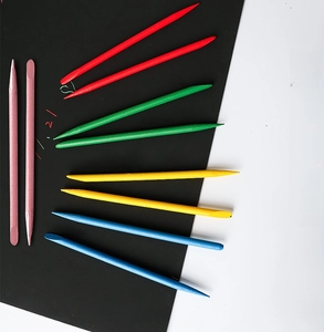 Dettaglio di 10 strumenti per scratch art a doppia punta in cinque colori per disegno