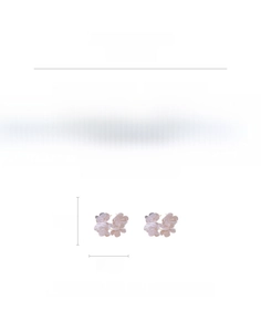 Vue détaillée de boucles d'oreilles fleurs avec pétales en tissu et détails cristal