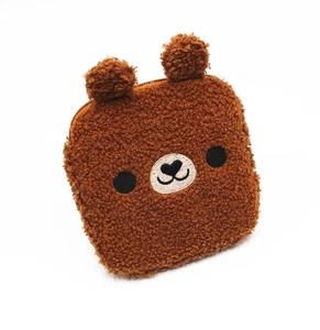 Nahaufnahme einer braunen Teddy-Plüschtasche mit besticktem Bärengesicht und Reißverschluss