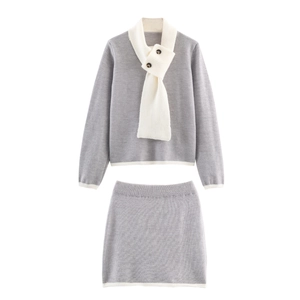 Set in maglia due pezzi da donna con top con sciarpa e minigonna in grigio e bianco