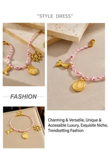 Vue détaillée du bracelet en corde rose avec breloques dorées en queue de sirène