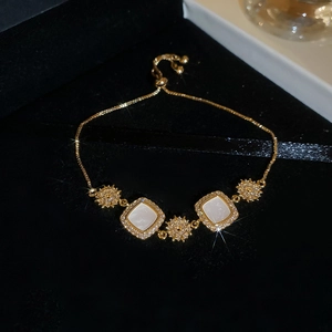 Détail d'un bracelet plaqué or 18k avec pierres carrées et fermoir coulissant réglable