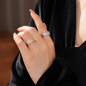Detaillierte Nahaufnahme von 18K Gold und Silber plattierten Zirkon-Stapelringen