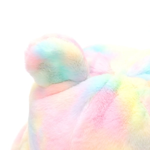 Vue détaillée de la texture douce en fausse fourrure tie-dye sur un chapeau bob