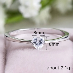 Scintillante anello solitario a forma di cuore su scatola di velluto rosa per matrimonio