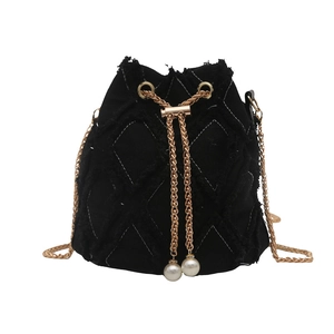 Borsa a secchiello trapuntata nera con coulisse di perle e catena dorata sottile