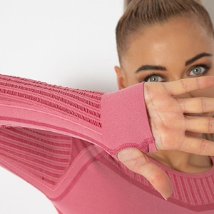 Dettaglio della maglia da yoga senza cuciture con fori per il pollice rosa