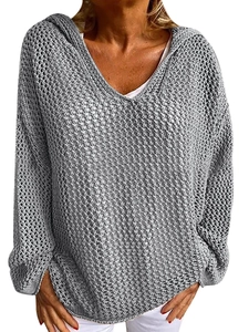 Detaillierte Stricktextur des grauen Häkelpullovers mit V-Ausschnitt und Netzdesign