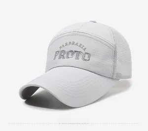 Dettaglio cappellino da baseball grigio con mesh traspirante e ricamo di lettere fine