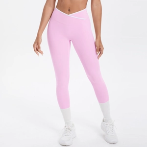 Détail du legging de yoga taille haute avec ceinture croisée en V de couleur blanche