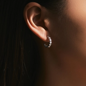 Boucles d'oreilles créoles en argent S925 avec moissanite couleur D sur un modèle