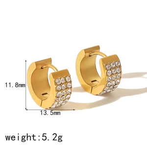 Macro detail of 18k gold plated stainless steel earrings with size 11.8mm and 13.5mm