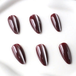 Faux ongles œil de chat rouge foncé de forme amande avec effet dégradé brillant