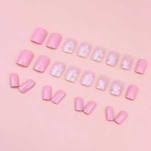 Faux ongles roses avec paillettes, motifs floraux et détails de feuille d'or