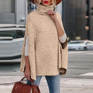 Maglione a mantella beige da donna con collo alto e maglia grossa stile morbido